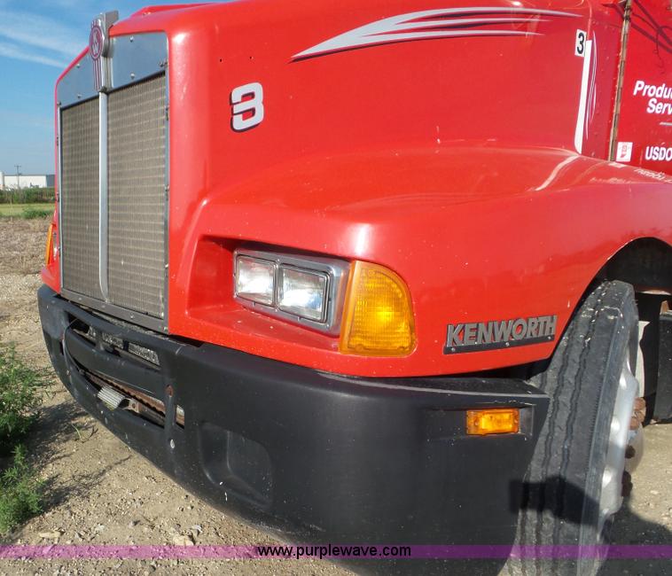 image for item L6878 1989 Kenworth T600 truck chassis