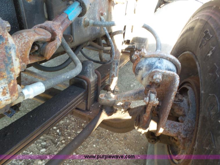 image for item L6878 1989 Kenworth T600 truck chassis