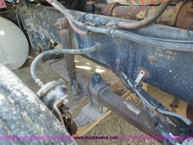 image for item L6878 1989 Kenworth T600 truck chassis