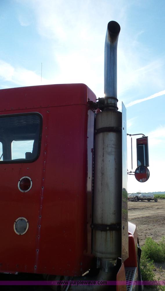 image for item L6878 1989 Kenworth T600 truck chassis