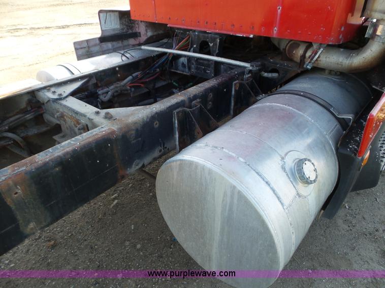 image for item L6878 1989 Kenworth T600 truck chassis