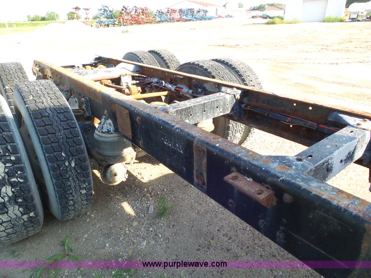 image for item L6878 1989 Kenworth T600 truck chassis
