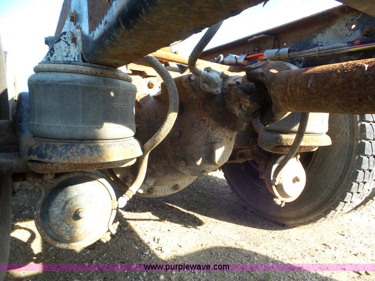 image for item L6878 1989 Kenworth T600 truck chassis