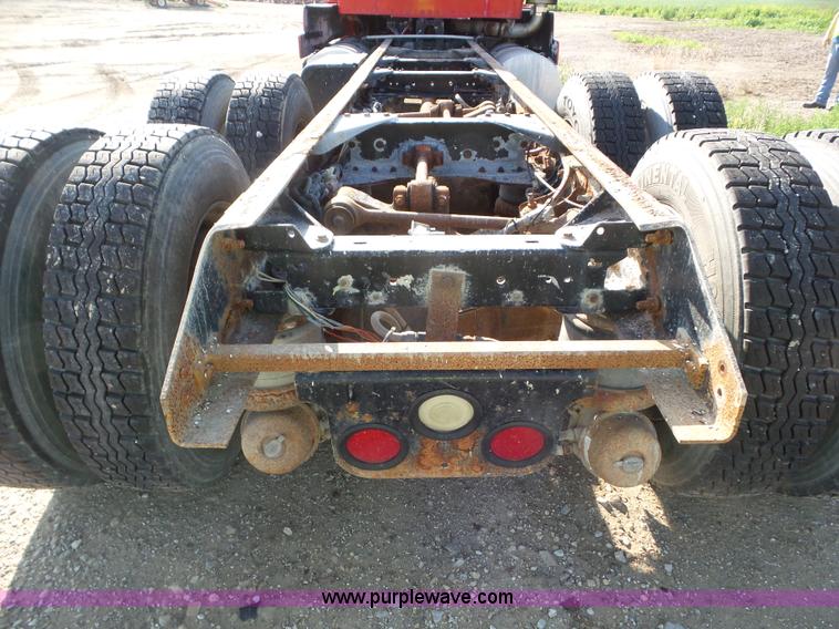 image for item L6878 1989 Kenworth T600 truck chassis