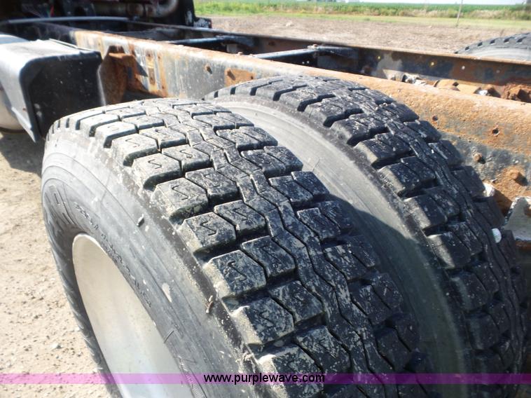 image for item L6878 1989 Kenworth T600 truck chassis