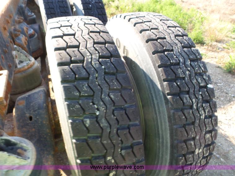 image for item L6878 1989 Kenworth T600 truck chassis