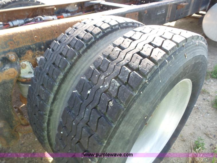 image for item L6878 1989 Kenworth T600 truck chassis