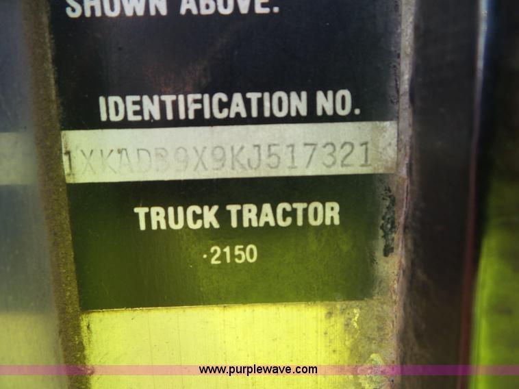 image for item L6878 1989 Kenworth T600 truck chassis