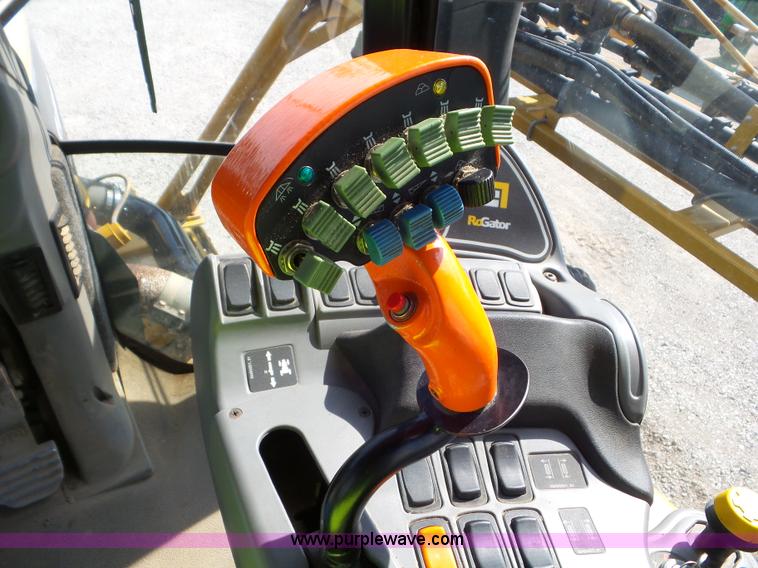 image for item L6879 2008 Rogator 1286C self-propelled applicator