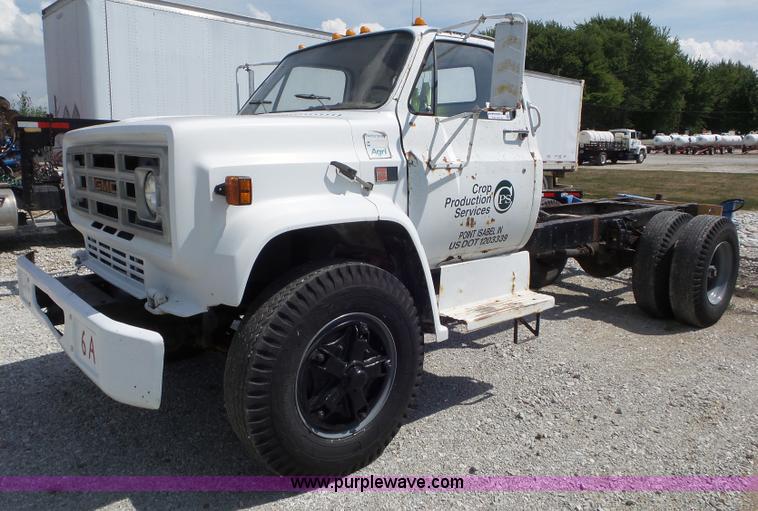 image for item L6883 1981 GMC truck cab and chassis