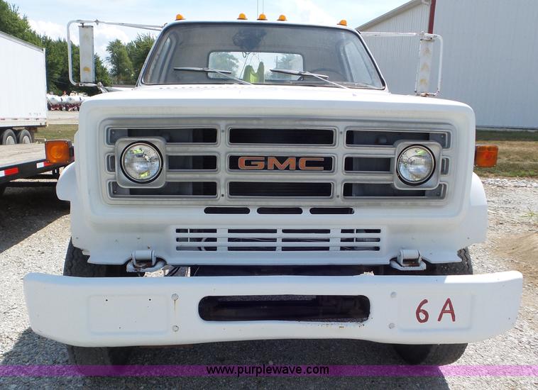 image for item L6883 1981 GMC truck cab and chassis