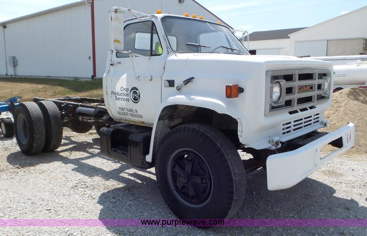 image for item L6883 1981 GMC truck cab and chassis