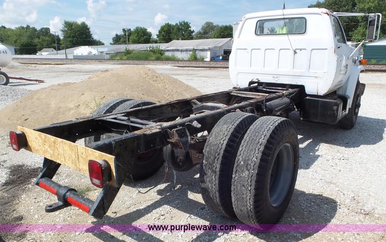 image for item L6883 1981 GMC truck cab and chassis