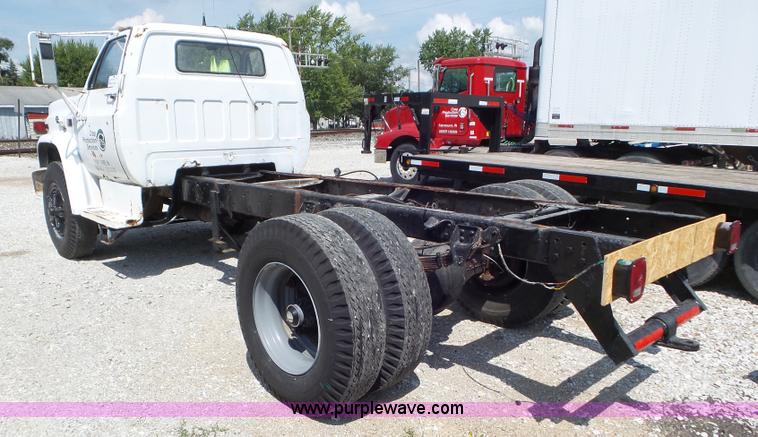 image for item L6883 1981 GMC truck cab and chassis