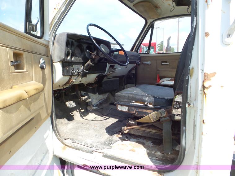 image for item L6883 1981 GMC truck cab and chassis