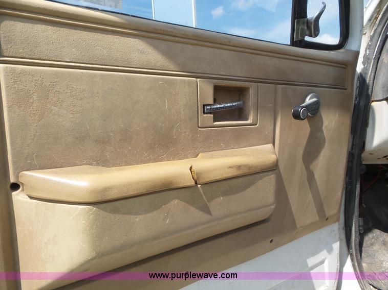 image for item L6883 1981 GMC truck cab and chassis