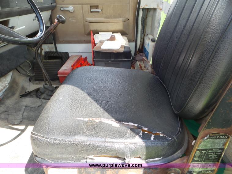 image for item L6883 1981 GMC truck cab and chassis