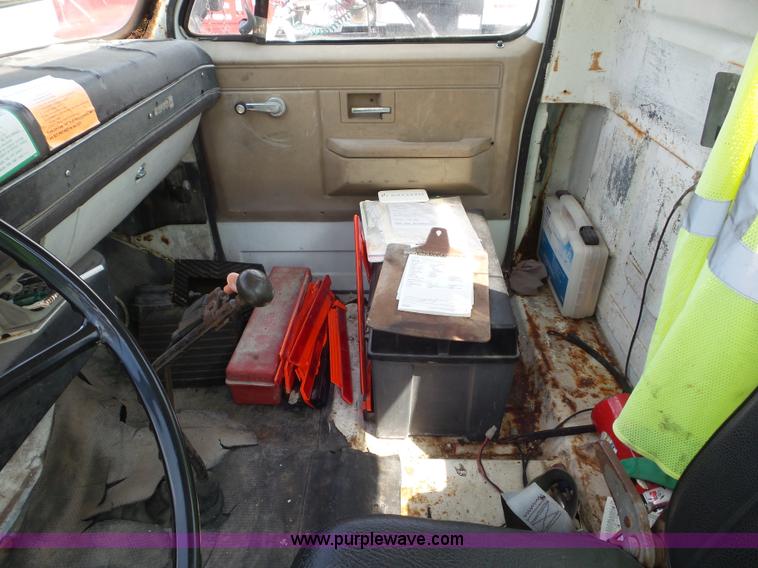 image for item L6883 1981 GMC truck cab and chassis