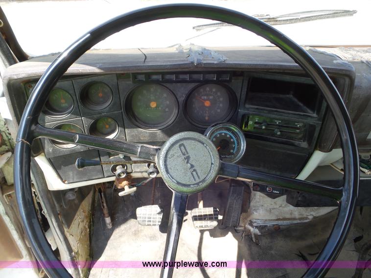 image for item L6883 1981 GMC truck cab and chassis