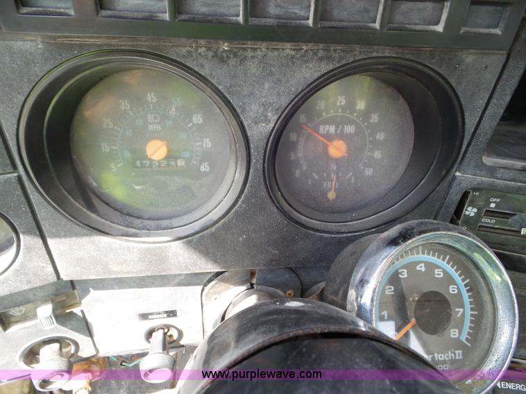 image for item L6883 1981 GMC truck cab and chassis