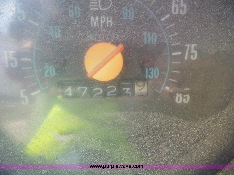 image for item L6883 1981 GMC truck cab and chassis