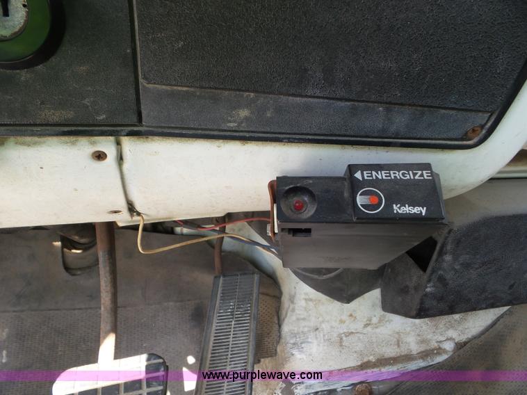 image for item L6883 1981 GMC truck cab and chassis