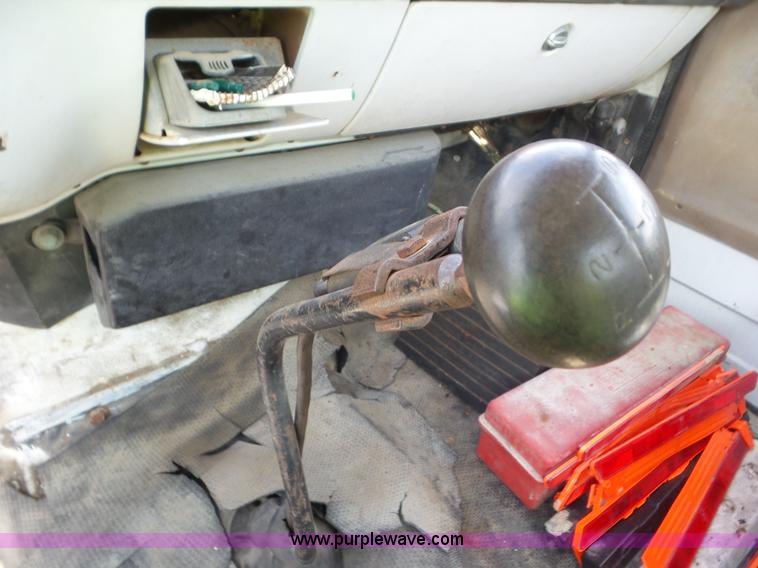 image for item L6883 1981 GMC truck cab and chassis