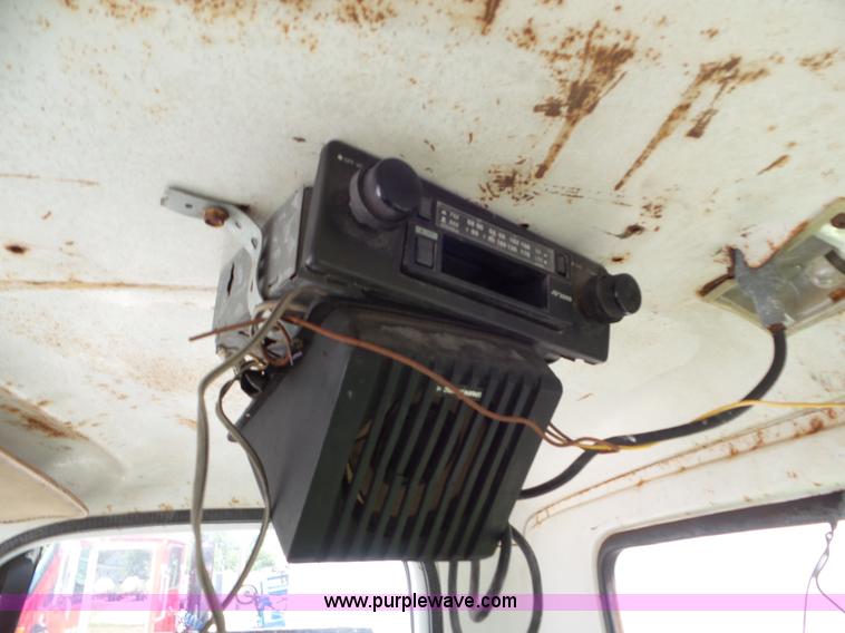 image for item L6883 1981 GMC truck cab and chassis