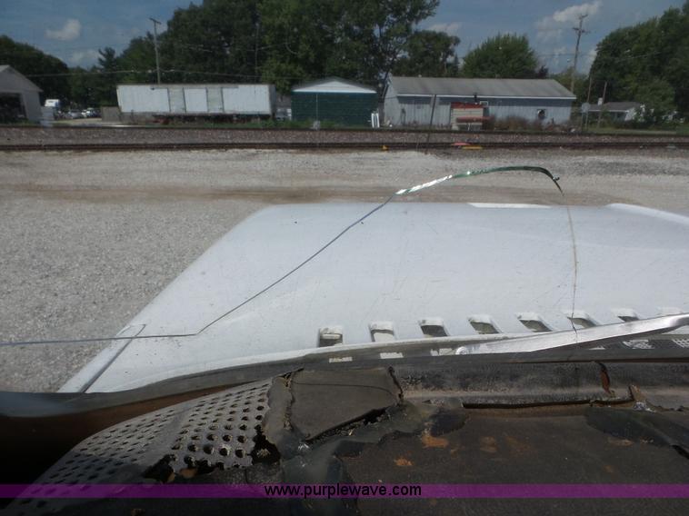 image for item L6883 1981 GMC truck cab and chassis