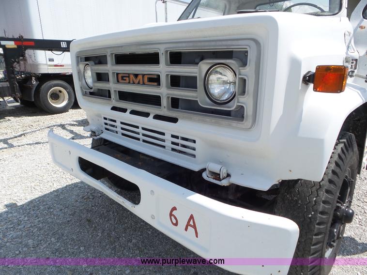 image for item L6883 1981 GMC truck cab and chassis