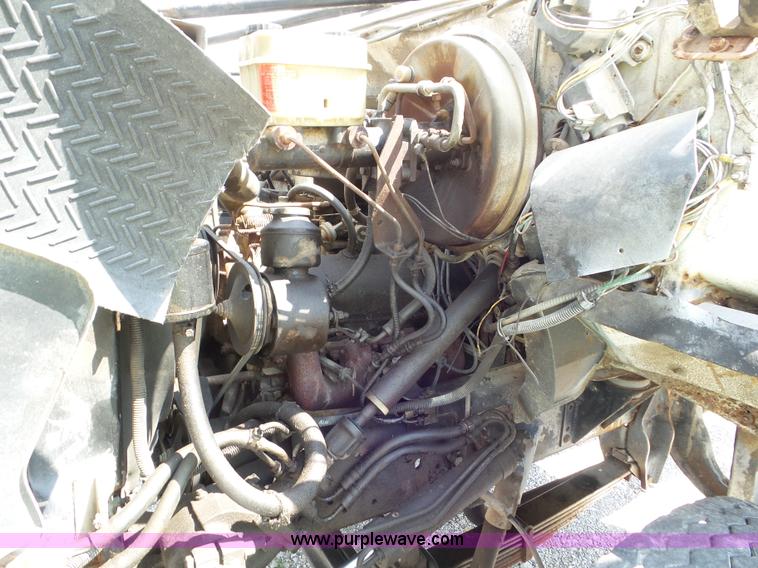 image for item L6883 1981 GMC truck cab and chassis