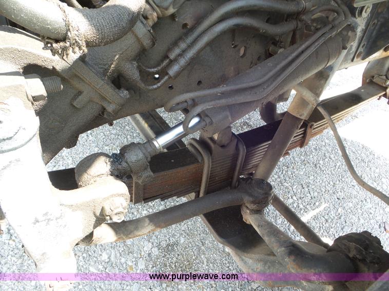 image for item L6883 1981 GMC truck cab and chassis