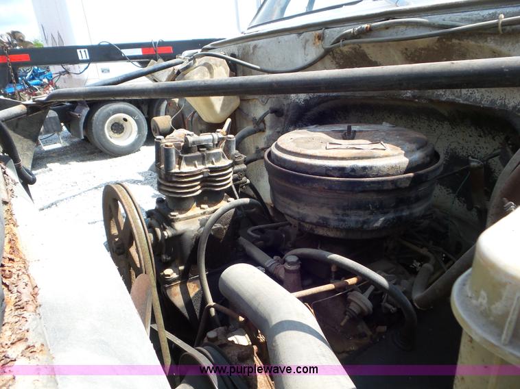 image for item L6883 1981 GMC truck cab and chassis