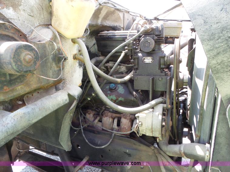 image for item L6883 1981 GMC truck cab and chassis