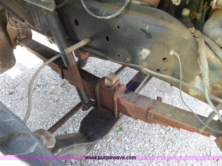 image for item L6883 1981 GMC truck cab and chassis