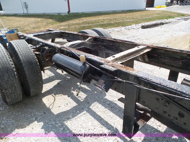 image for item L6883 1981 GMC truck cab and chassis