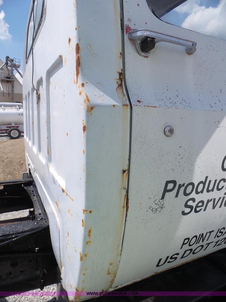 image for item L6883 1981 GMC truck cab and chassis