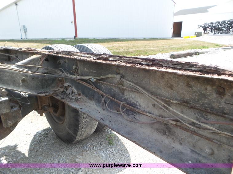 image for item L6883 1981 GMC truck cab and chassis