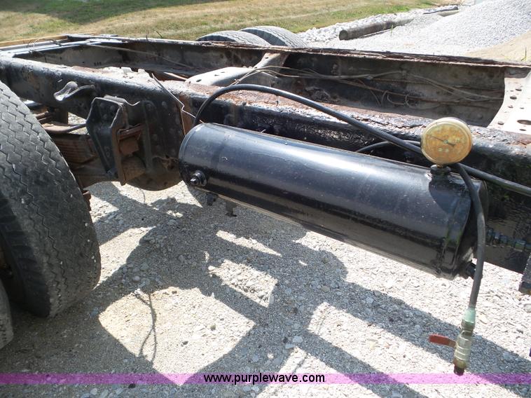 image for item L6883 1981 GMC truck cab and chassis