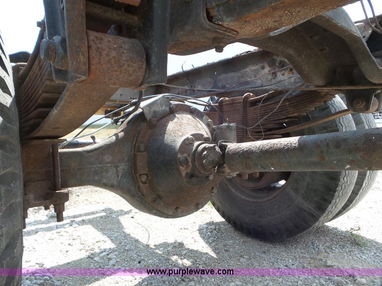 image for item L6883 1981 GMC truck cab and chassis