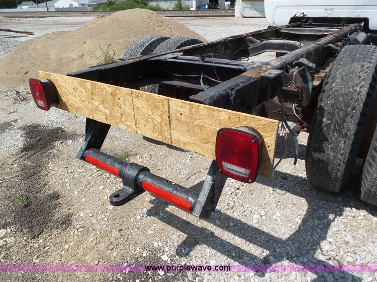 image for item L6883 1981 GMC truck cab and chassis