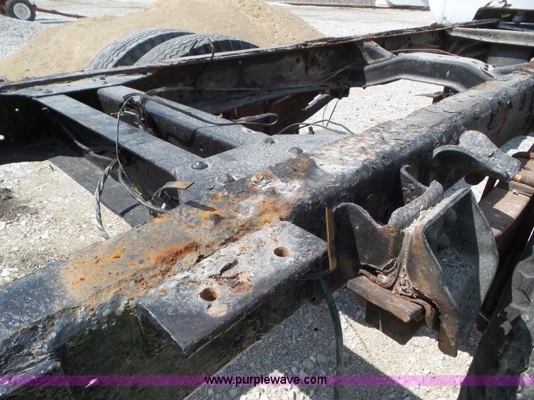 image for item L6883 1981 GMC truck cab and chassis