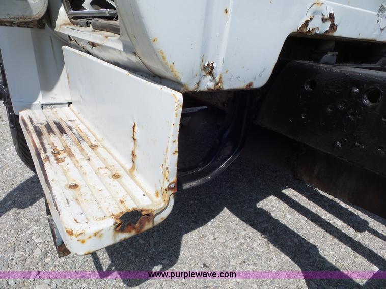 image for item L6883 1981 GMC truck cab and chassis