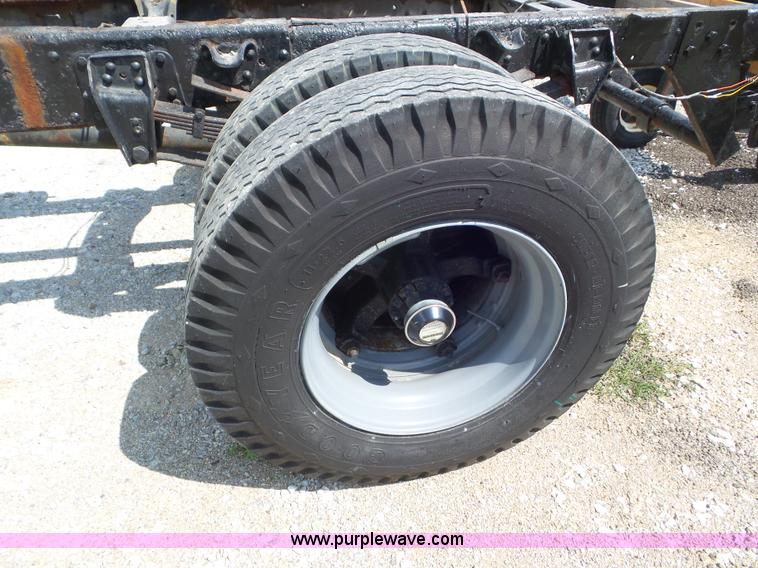 image for item L6883 1981 GMC truck cab and chassis