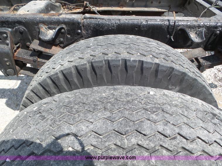 image for item L6883 1981 GMC truck cab and chassis