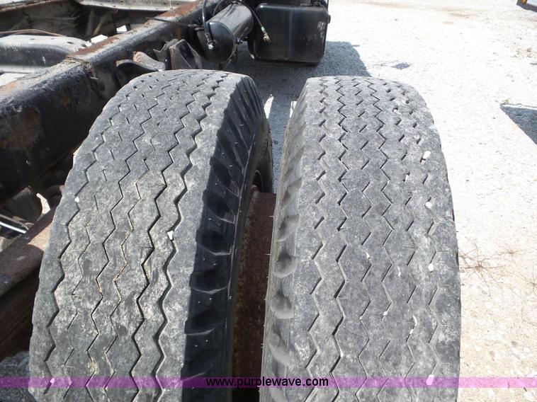 image for item L6883 1981 GMC truck cab and chassis