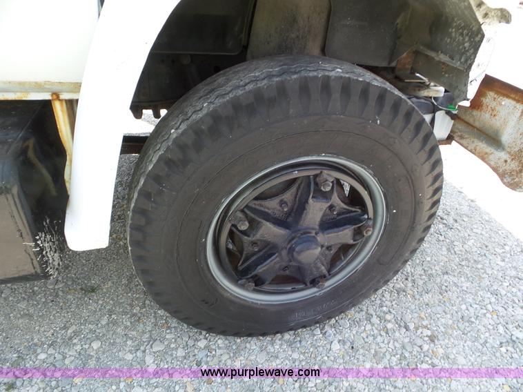 image for item L6883 1981 GMC truck cab and chassis