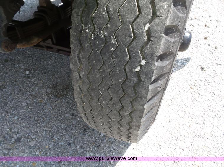 image for item L6883 1981 GMC truck cab and chassis