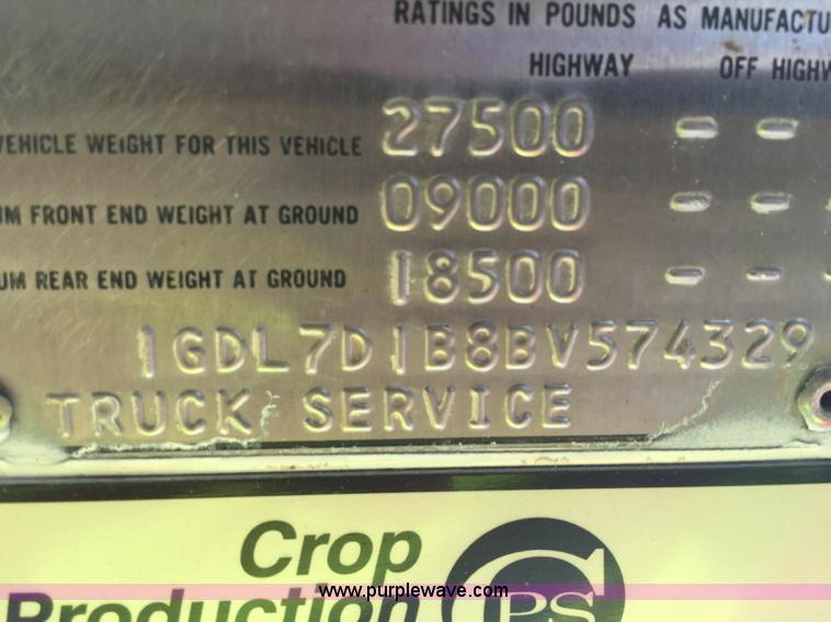 image for item L6883 1981 GMC truck cab and chassis