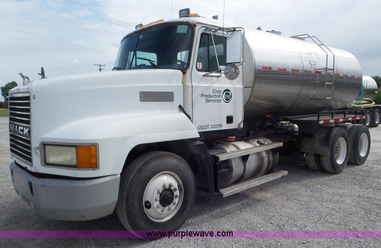 image for item L6886 1996 Mack CH613 tank truck
